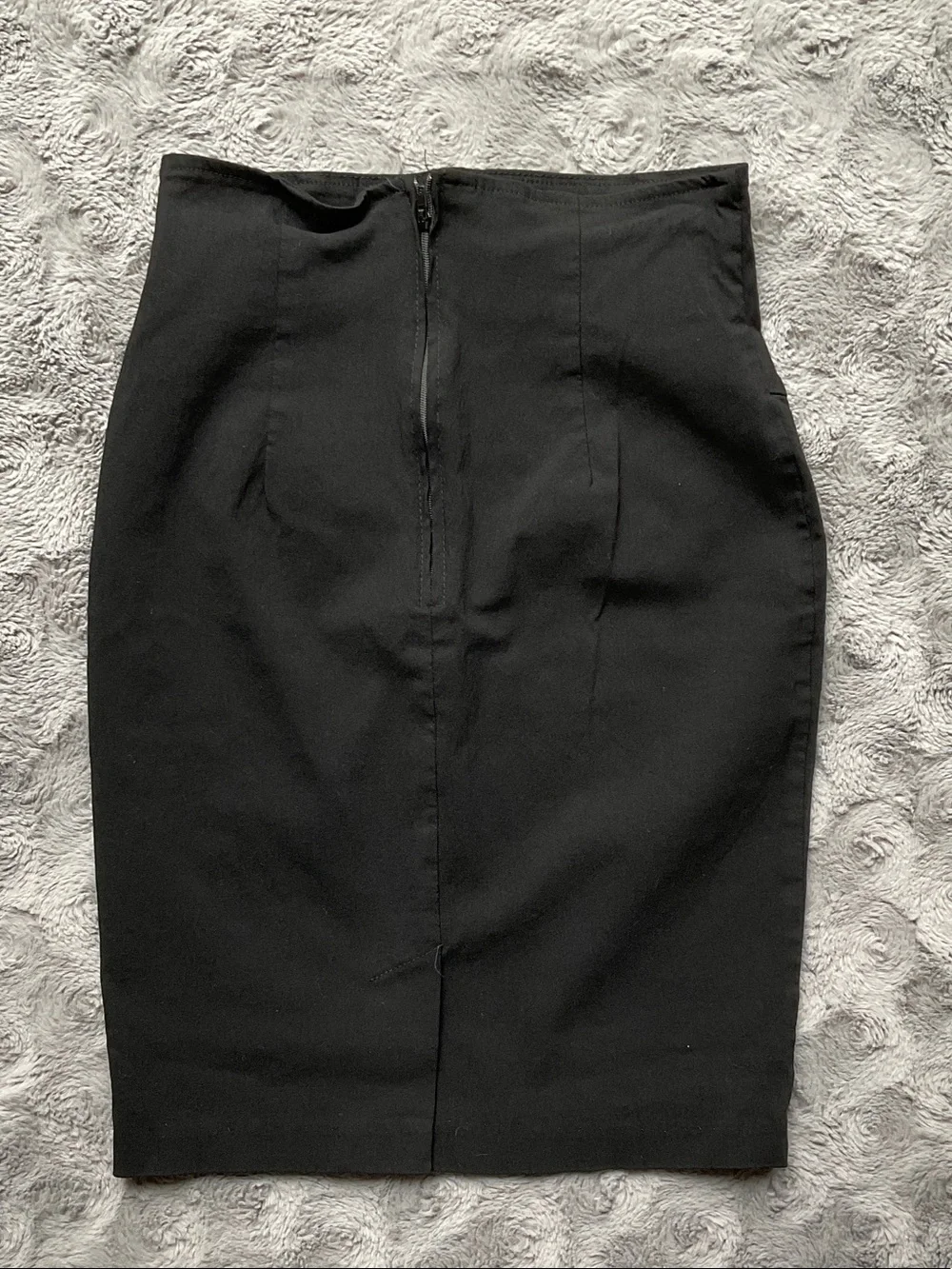 Black stretchy business pencil midi skirt